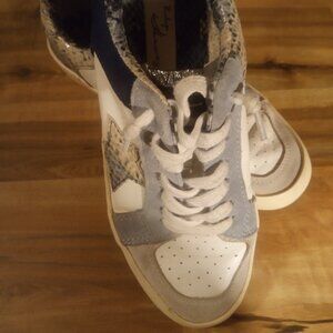 Women's vintage Hanna's sneakers.